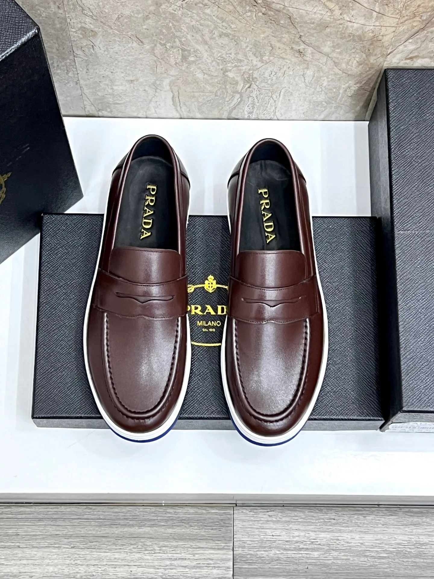 💰620 Prada classic men’s lace-up casual shoes｜Imported cowhide upper｜Layered stitching design on the upper Lightweight and breathable｜Soft and comfortable｜PRADA letters on the side｜Distinctive sporty style Showing the brand style｜Lightweight embossed rubber sole｜With cowhide foot pad lining｜Excellent foot feel Fashionable and elegant｜Size: 38-44 (customized at 45)